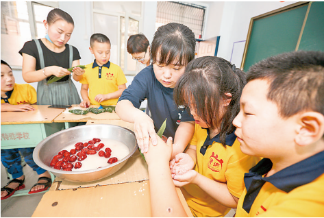 运城爱诺特殊教育学校师生包粽子感受传统节日气氛