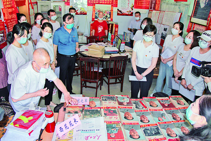 运城市逸夫小学党员教师聆听老党员收藏红色党刊故事