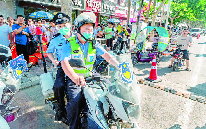 执勤民警化身快递员帮助考生顺利进入考场