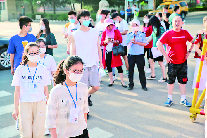 永济市第三高级中学考点考生排队步入考场