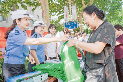 运城市8个居民区的交通安全劝导站启用