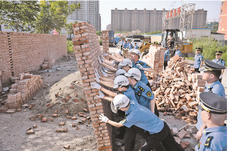 运城城市管理局综合行政执法队拆除300余平方米违法建筑