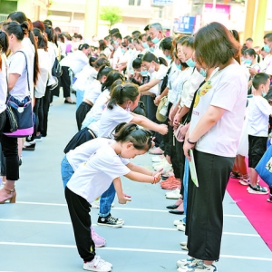 盐湖区实验小学和红旗小学进行“开蒙礼”仪式