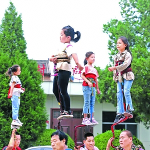 夏县南关村背肘艺术表演队排练《丰收之歌》