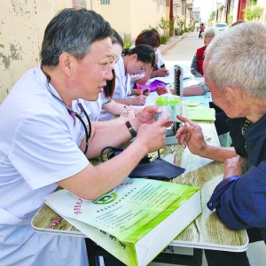 万荣县贾村乡卫生院指导群众“健康要加油，饮食要减油”