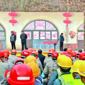 运城市“中国梦·劳动美”巡回演出在各县重大工程项目建设工地慰问工友