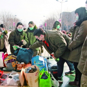 运城发电公司向山区老人和孩子捐赠旧衣物