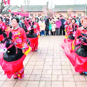 5支民间表演队在岚山根·运城印象景区进行传统民俗表演