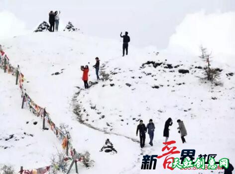 山西迎来金秋首场雪 五台山“秋冬”美景齐现