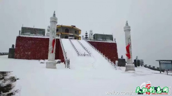 山西迎来金秋首场雪 五台山“秋冬”美景齐现