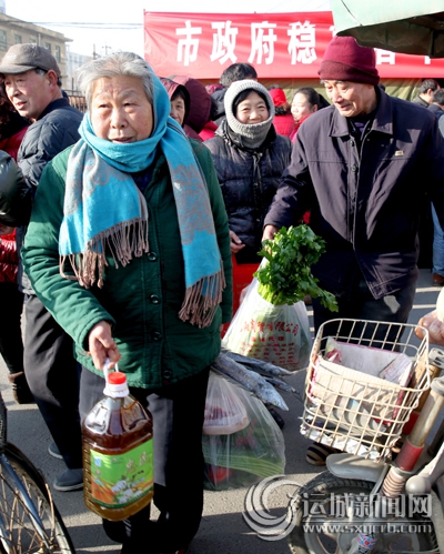 平抑物价昨日启动 市民喜购副食品