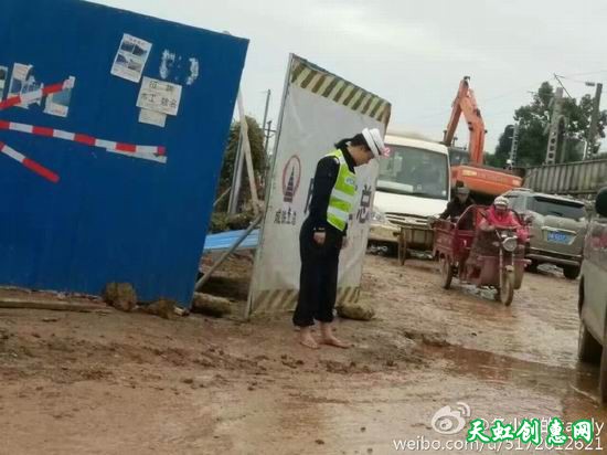 泥泞中光脚冒雨指挥交通 成都&quot;赤脚警花&quot;获点赞