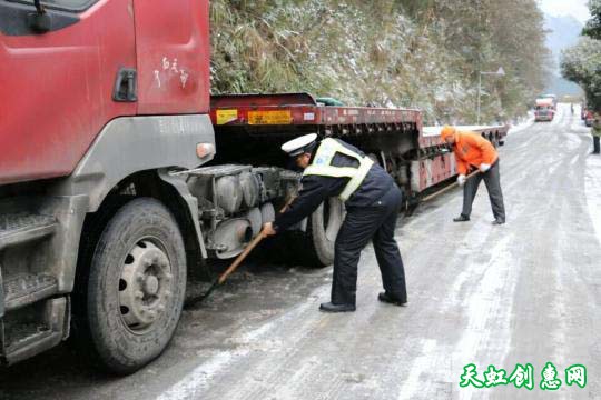 寒潮袭击广西60个县降雪 冰雪中现多处温馨场景