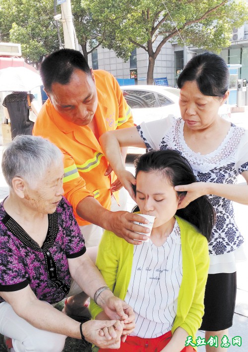 女教师晕倒街头 长沙市民紧急施救显人间真情