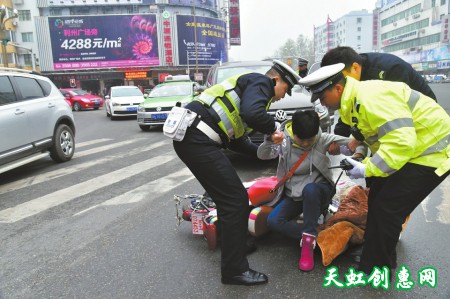 满满正能量 广元三协警雨中扶起摔倒女司机