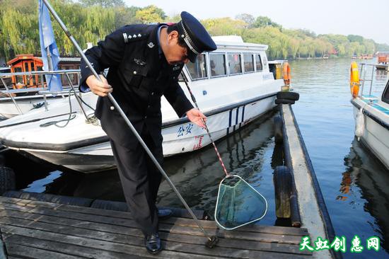 “西湖捞哥”:警察啥都会,群众才放心