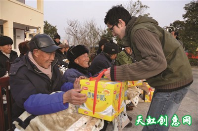 泗阳籍大学生回乡过年 把5000元奖学金孝敬五保老人