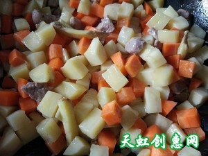 土豆胡萝卜炒肉丁怎么做