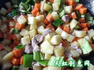 土豆胡萝卜炒肉丁怎么做