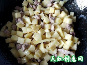 土豆胡萝卜炒肉丁怎么做