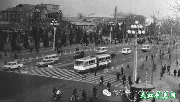 由“普京独行在空旷的大街上”说起