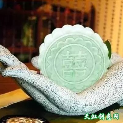 翡翠工艺品作品欣赏《月饼》