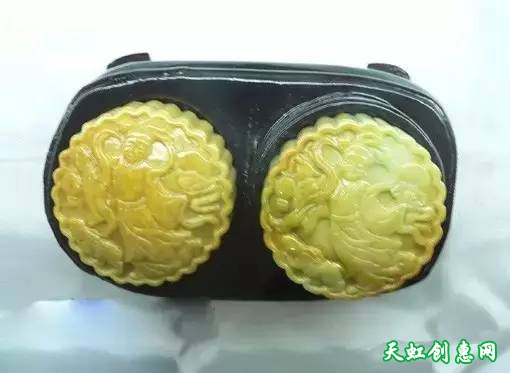 翡翠工艺品作品欣赏《月饼》