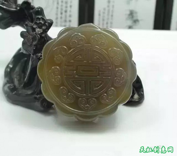 翡翠工艺品作品欣赏《月饼》