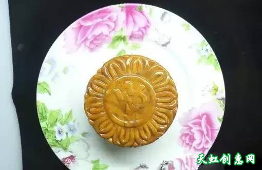 翡翠工艺品作品欣赏《月饼》