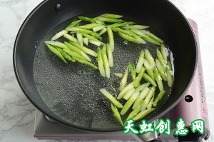 腰果芦笋炒草菇怎么做