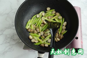 腰果芦笋炒草菇怎么做