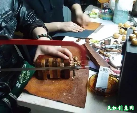 废料拼凑出来的工艺作品