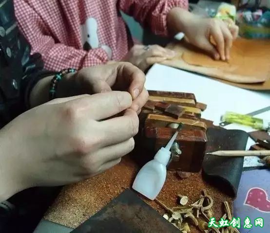 废料拼凑出来的工艺作品