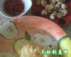 鲜桃银耳莲子羹怎么做