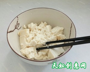 鸡刨豆腐怎么做,怎么用料