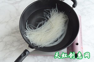 什锦丸子鸡汤米线的做法，什锦丸子鸡汤米线怎么做