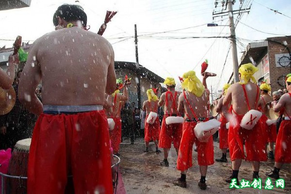 运城永济农村这群大妈闹社火大亮膘短袖短裙全身湿透很疯狂