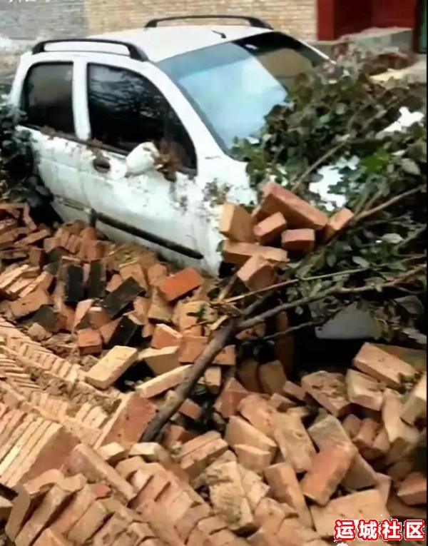 运城夏县柳村村民家因降雨墙体倒塌砸坏私家车