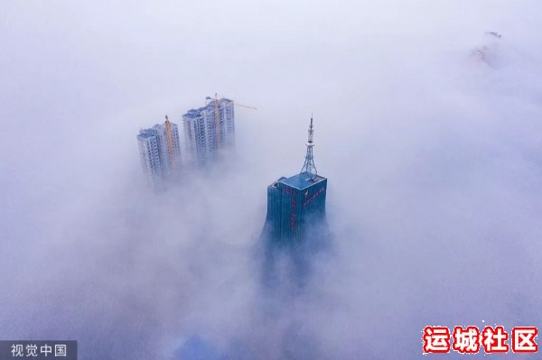 运城上空现平流雾景观 城市犹如“天空之城(无人机照片)