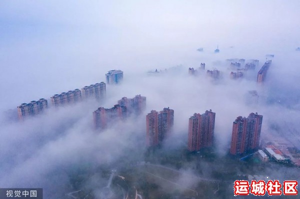 运城上空现平流雾景观 城市犹如“天空之城(无人机照片)