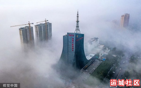 运城上空现平流雾景观 城市犹如“天空之城(无人机照片)