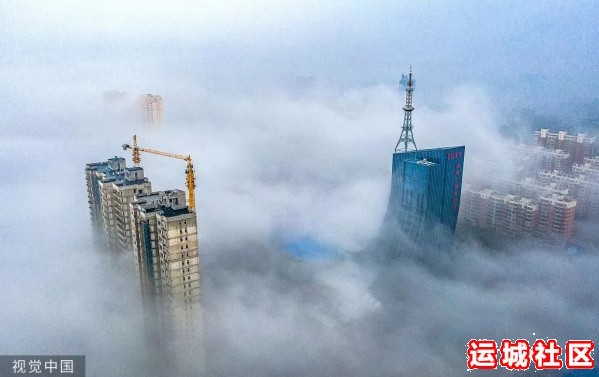 运城上空现平流雾景观 城市犹如“天空之城(无人机照片)