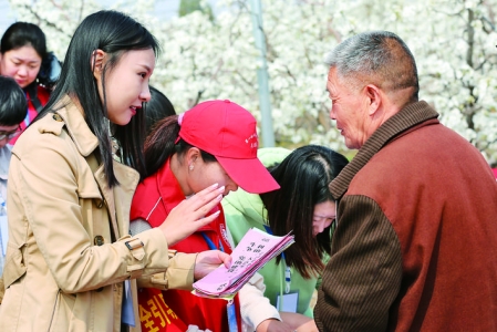 盐湖区妇联在泓芝驿梨花节现场科普党史小知识