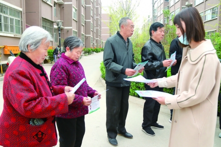 闻喜县三一社区向居民讲解防毒拒毒知识