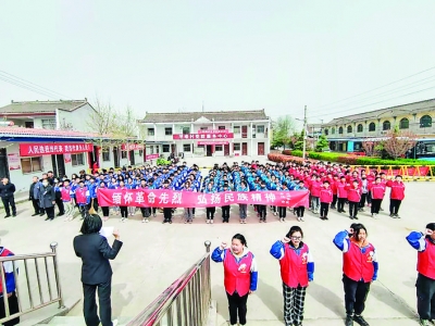 永济市双语学校清明节前祭扫烈士纪念碑