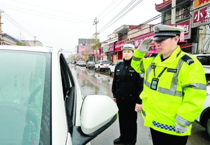 盐湖交警大队对道路上乱停乱放车辆进行劝离