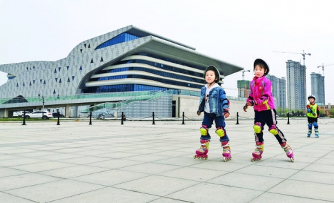 小学生在临猗县关汉卿大剧院广场前练习轮滑丰富课外生活