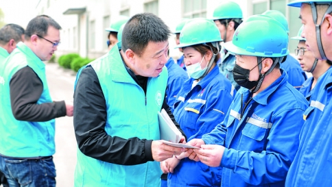 河津市环保志愿者利用企业员工空闲时间宣传绿色环保