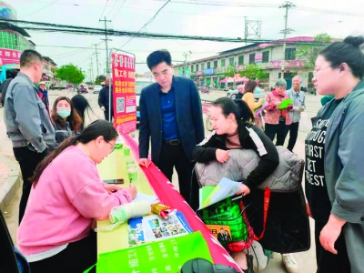 永济市人社局“手把手”帮村民完成手机缴费解决群众“急难愁盼”问题