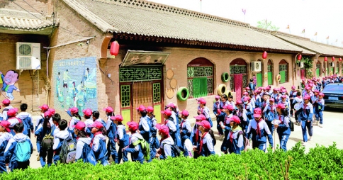 学生参观万荣县闫景村哈哈哈庄园研学基地体验传统农耕文化